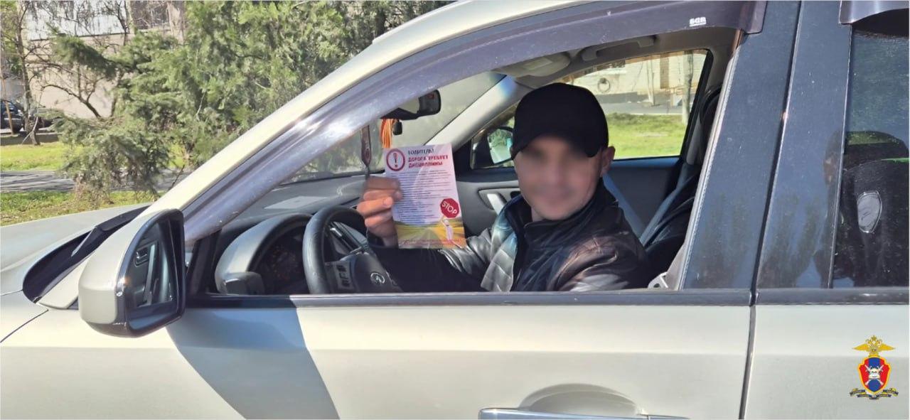 В Херсонской области госавтоинспекторы провели профилактическую акцию «Безопасный перекресток» Сотрудники Отделения МВД России «Чаплынское» организовали профилактическую акцию, направленную на предупреждение дорожно-транспортных происшествий, совершаемых по причине несоблюдения правил проезда перекрёстков. Особое внимание госавтоинспекторов было обращено на нарушения, связанные с проездом перекрестков. С участниками дорожного движения проведены профилактические беседы, в ходе которых сотрудники полиции раздали памятки, содержащие требования Правил дорожного движения. Госавтоинспекция Херсонской области обращает внимание водителей на необходимость соблюдения Правил дорожного движения при выполнении поворотов, исключая выезд на полосу встречного движения, и напоминает о снижении скорости перед пешеходными переходами. Пешеходам перед началом перехода проезжей части рекомендуется убедиться в предоставлении им преимущества.