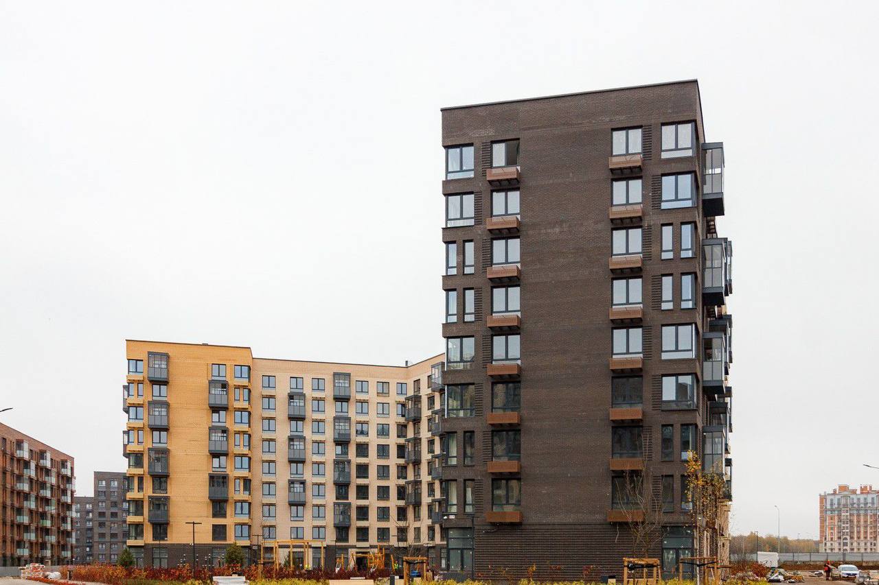 Самолет ввел в эксплуатацию два новых корпуса в подмосковном ЖК Рублевский Квартал Корпус 60 высотой от 10 до 12 этажей рассчитан на 426 квартир а корпус 57 девятиэтажный в нем 226 квартир Их общая жилая площадь 31 тыс квадратов Покупатели получат квартиры с чистовой отделкой панорамным остеклением и видами на лесной массив Для удобства жителей на первом этаже оборудованы помещения для хранения колясок и велосипедов а также в ЖК есть кладовые Недалеко от корпусов откроется сквер с кленовыми аллеями зонами стрит ритейла и площадкой для выгула собак а вся территория проекта будет объединена веломаршрутом На данный момент в проекте на финальном этапе строительства находится школа на 1100 мест а также будут детский сад поликлиника и торговый центр Справочно По данным портала Всeостройке pф Самолет занимает 1 е место в РФ по объему текущего строительства жилья Подписаться в MAX