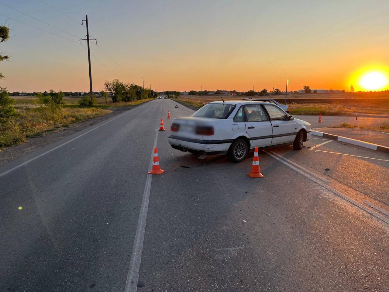 В Красногвардейском районе в ДТП пострадал подросток На дороге вблизи села Звездное водитель ВАЗ 21099, совершая обгон, выехал на «встречку» и столкнулся с автомобилем Volkswagen, который двигался в попутном направлении и поворачивал налево. «В результате ДТП 14-летний пассажир автомобиля ВАЗ получил телесные повреждения и был доставлен в медицинское учреждение», — сообщили в Госавтоинспекции Крыма. Обстоятельства произошедшего устанавливаются. Ход проверки взят под контроль в прокуратуре республики. Фото: Госавтоинспекция РК Крым 24