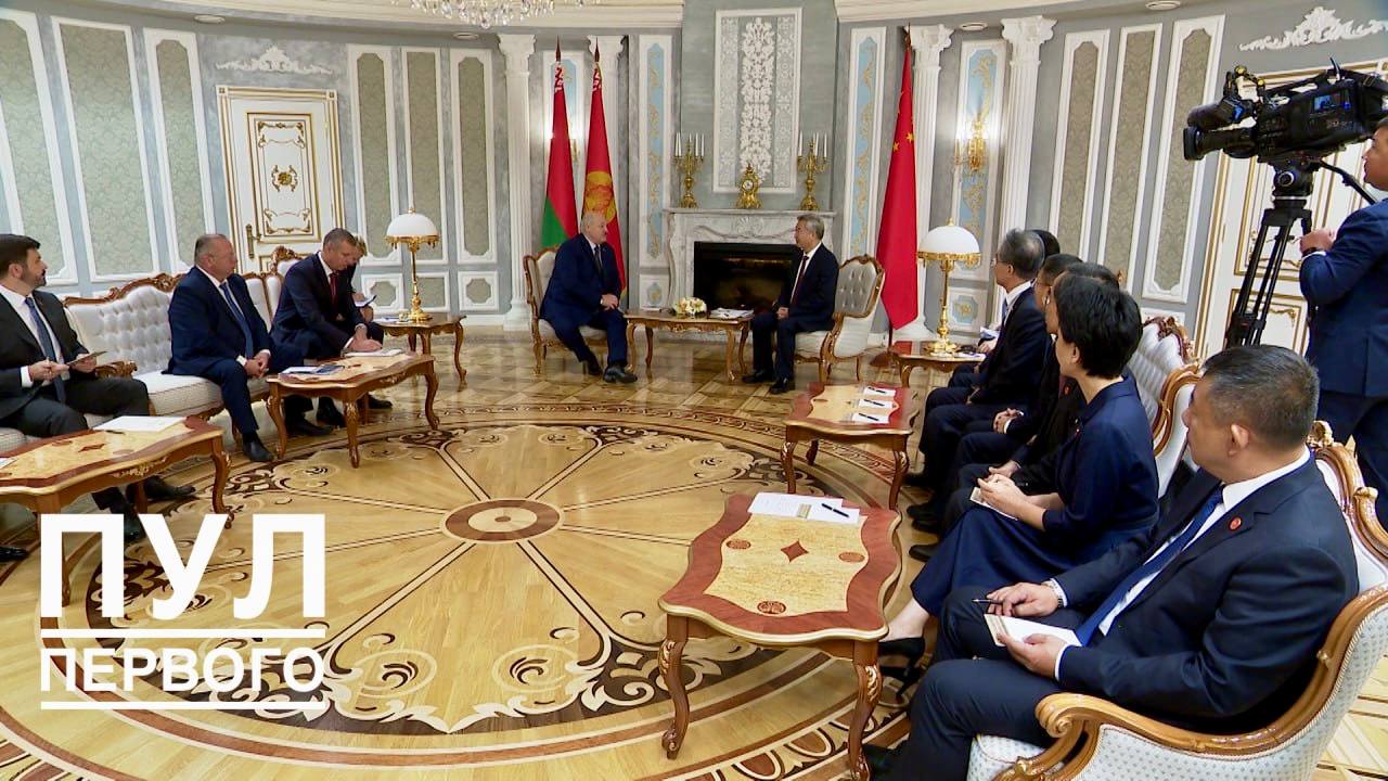 Лукашенко Китай может всегда рассчитывать на Беларусь в нужный момент Об этом Президент Беларуси Александр Лукашенко заявил на встрече с членом Постоянного комитета Политбюро ЦК Коммунистической партии Китая секретарем Центральной комиссии по проверке дисциплины КПК Ли Си Уважаемый товарищ Ли Си мне нет необходимости говорить о нашей политике в отношении КНР Я уже очень много об этом сказал Наша позиция остается неизменной Вы можете на нас всегда рассчитывать в нужный момент для Китая Вы должны знать что здесь в центре Европы у вас самые надежные и добрые друзья подчеркнул белорусский лидер Александр Лукашенко заявил что рассматривает визит Ли Си как продолжение большой работы по активизации сотрудничества которую проводят лидеры двух стран Мы активизировали вместе с Си Цзиньпином в этом году учитывая что я уже дважды в этом году побывал в Китайской Народной Республике отметил он Подробнее на vitvesti by Сайт TikTok VK Instagram YouTube ОК Стикерпак ВВ Чат бот