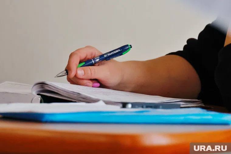 Уволена незаконно экс замглавы Юргамышского округа выиграла суд Жанна Кривоногова рассказала нам что через суд добилась восстановления на работе после увольнения в ноябре 2025 года Администрацию обязали отменить приказ и выплатить около 100 тысяч рублей за вынужденный прогул 200 тысяч компенсации морального вреда и расходы на адвоката По ее словам увольнение стало полной неожиданностью после утренней планерки её вызвал в кабинет глава округа Анатолий Чесноков и сказал что придётся её уволить добавив По нам прошлись катком Через час её действительно уволили по статье о грубом нарушении своих должностных обязанностей Решение суда ещё не вступило в законную силу его могут обжаловать Подписаться Прислать новость Дать буст Мы в MAX