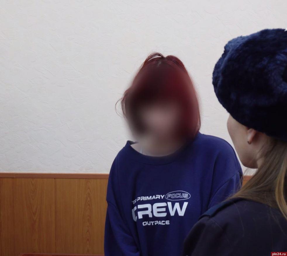 Арестована 16 летняя жительница Пскова Ее обвиняют в пособничестве покушению на убийство двух и более человек По версии следствия в феврале 2026 года она через мессенджер давала указания 13 летнему школьнику из Александровска который 19 февраля ранил ножом одноклассника в школе Девушка задержана и заключена под стражу ПЛН в MAX