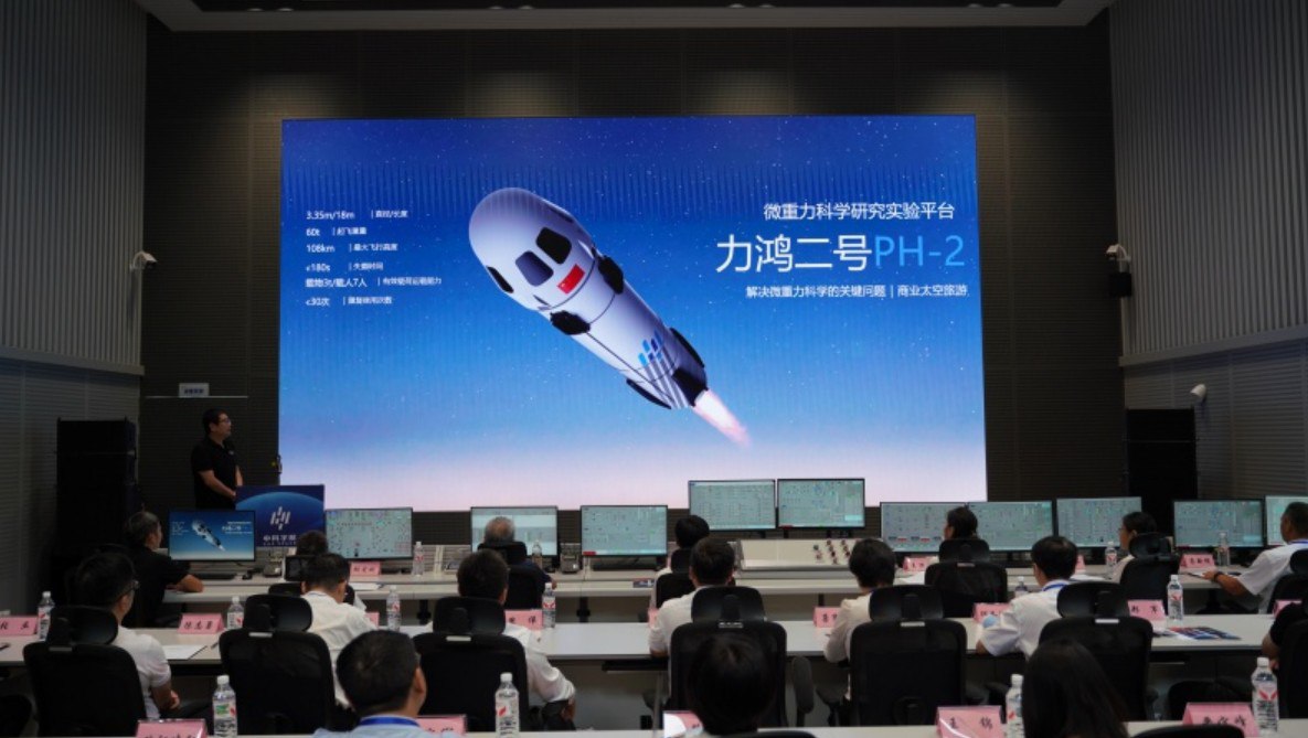 Китай запускает космический туризм корабль Lihong Китайская компания CAS Space представила многоразовый космический корабль Lihong для суборбитальных туров Корабль рассчитан на 7 пассажиров Полёт длится 10 минут из них 3 минуты в невесомости Аппарат можно использовать более 30 раз Основной фокус на туризм но все же научные эксперименты проводиться так же планируется Компания планирует запускать 10 таких кораблей с интервалом в 100 часов чтобы сделать космические полёты регулярными Также представлены многоразовые ракеты Lijian 2 которые снизят стоимость запусков и увеличат их количество до 60 в год По подсчетам к 2040 году космическая экономика может превысить 1 трлн и Китай активно вкладывается в эту отрасль