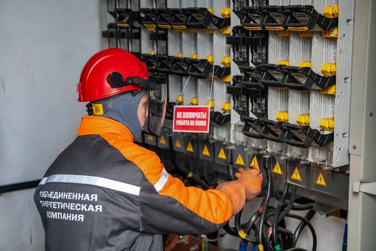 Столичные энергетики наращивают объемы строительства сети 20 кВ  «На сегодняшний день электрические сети с напряжением 20 кВ – это одно из основных направлений энергетики, в этом году проложим более 400 километров таких сетей. Доминирующие сейчас в столице сети средним напряжением 6-10 кВ морально устарели и уже перестают справляться с возрастающей нагрузкой. Для решения этой проблемы необходимо внедрение более высокого класса напряжения», – рассказал заместитель Мэра Москвы Петр Бирюков.  Использование электрических сетей 20 кВ позволяет увеличить пропускную способность и радиус технологического присоединения, снизить потери электроэнергии.  В настоящее время в эксплуатации в Москве находятся более 4,5 тыс. км таких кабельных линий. Они обеспечивают электроснабжение инновационного центра «Сколково», стадиона «Лужники», делового центра «Москва-Сити», ряда станций Большой кольцевой линии метро, Московского океанариума на ВДНХ и других значимых объектов.