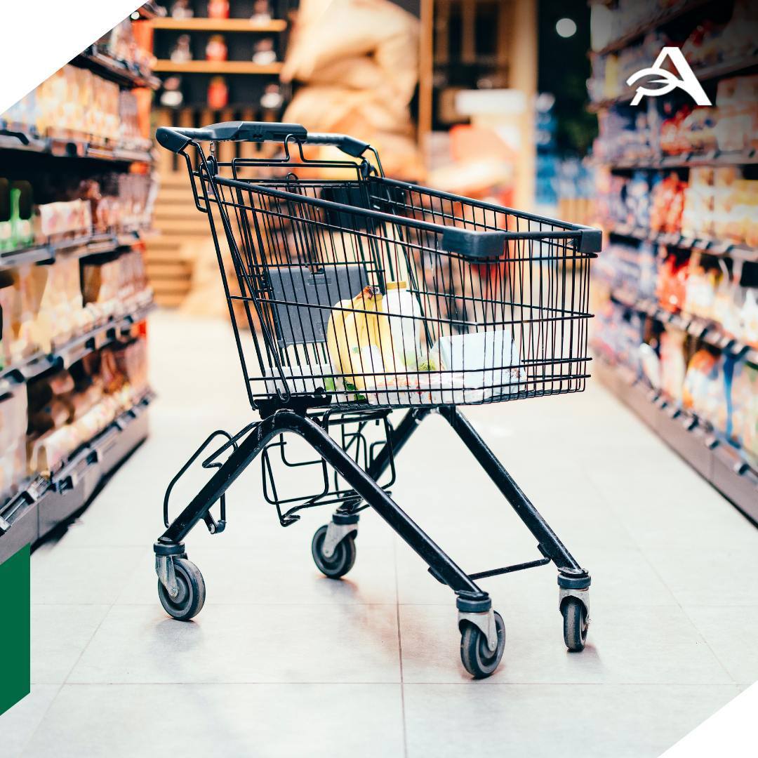 Число участников соглашений о стабилизации цен за год выросло на 14 Договоренности о сдерживании стоимости товаров заключаются в рамках разработанного ФАС России постановления правительства РФ 662 По состоянию на декабрь 2025 года такие соглашения заключены в 72 регионах с участием 15 115 хозяйствующих субъектов среди которых 272 производителя 55 оптовых организаций 14 643 организации торговли 145 аптек С начала года количество регионов увеличилось на 30 а участников на 1822 сообщается в пресс релизе ФАС Благодаря этим мерам наценка на продукты первой необходимости в федеральных торговых сетях в 2025 году составила 4 7 Для сравнения в 2021 м этот показатель был на уровне 22 2 отметили в службе agroexpert Наши каналы