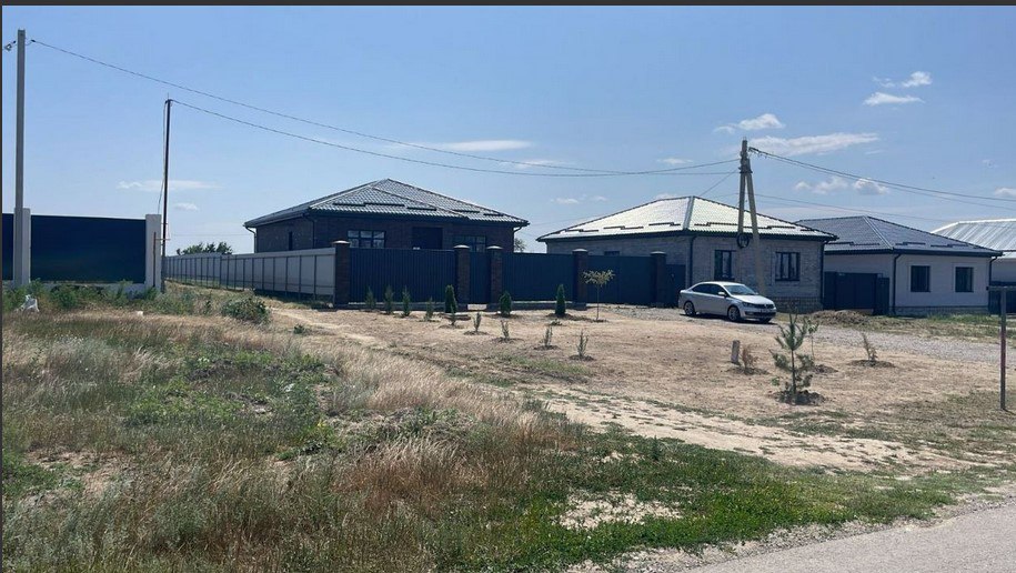 На Ставрополье чиновник незаконно присвоил земельные участки На Ставрополье возбудили уголовное дело в отношении 44-летнего сотрудника администрации Буденновского округа. Он обвиняется в незаконном отчуждении земель, сообщили в краевом управлении ФСБ. Установлено, что чиновник, пользуясь своим служебным положением и доступов к похозяйственным книгам учета, узнал, что в селе Покойное есть земля с незарегистрированными правами собственности. Через посредников, он подготовил поддельные документы и незаконно оформил три участка — один на свою родственницу, а два — на своего знакомого. Затем обвиняемый подал документы на регистрацию права собственности. Ущерб от мошеннической операции составил более 2, 7 миллиона рублей. В отношении злоумышленника было возбуждено два уголовных дела. Уголовные дела в отношении посредников выделены в отдельное производство. Следствие продолжается.