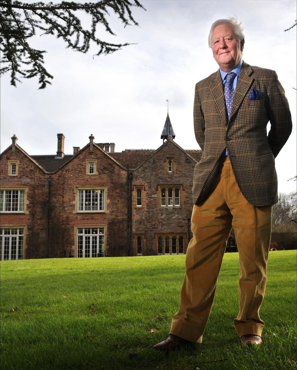 79 летний мультимиллионер из Британии ищет молодую женщину которая родит ему сына наследника Сэр Бенджамин владеет 1300 акрами земли в Сомерсете с особняком конюшнями и обширными полями Всё состояние дед хочет передать сыну bankrollo