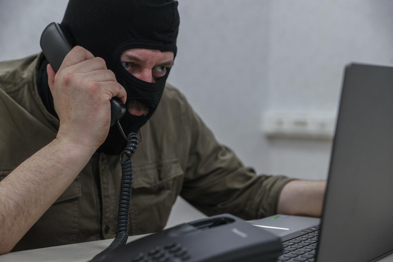 Мошенники начали предлагать помощь с эмиграцией  В России участились случаи звонков от аферистов, которые предлагают помощь в оформлении документов для переезда за границу. Злоумышленники представляются юристами и предлагают на выбор несколько стран для эмиграции, пытаясь психологически воздействовать на жертву.  Если человек соглашается проверить возможность переезда, мошенники просят сообщить код из SMS — это дает им доступ к личным данным и учетной записи на «Госуслугах», передает РИА Новости.   Эксперты предупреждают: никогда не сообщайте коды из смс посторонним!    Global Look Press/Bulkin Sergey  #мошенники #эмиграция