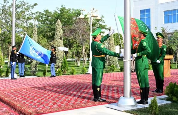 В Авазе Туркменистан состоялась церемония поднятия флагов по случаю Третьей конференции ООН по развивающимся странам, не имеющим выхода к морю.
