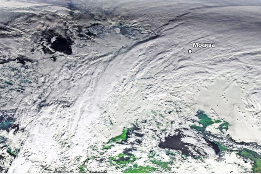 Москву тоже завалит снегом Пик непогоды придется на 9 января предупредили синоптики А космонавты сфотографировали циклон Фрэнсис с борта МКС Видно что облачная шапка активного атмосферного вихря зародившегося над Балканами уже накрыла столичный регион В Москве выпадет более половины месячной нормы осадков Самый сильный снег прогнозируется в пятницу с 6 утра до 6 вечера Готовьтесь Подписаться на РГ в Telegram Читать нас в MAX
