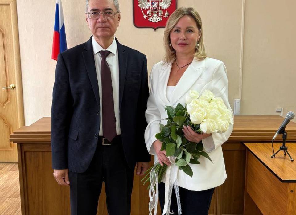Судья Елена Говорухина ушла в отставку в Волгограде Служению Фемиде она посвятила почти 30 лет 26 сентября в Волгограде проводили в почетную отставку судью Елену Говорухину Торжественная церемония состоялась в стенах Дзержинского районного суда Ее полномочия прекращены решением Квалификационной коллегии судей Волгоградской области от 19 сентября 2025 года сообщили в суде Елена Николаевна служила закону больше 28 лет 10 лет она работала судьей разбирая самые разные дела Председатель суда и коллеги поблагодарили Говорухину за добросовестный труд От имени всего коллектива Елене Николаевне были вручены памятные подарки