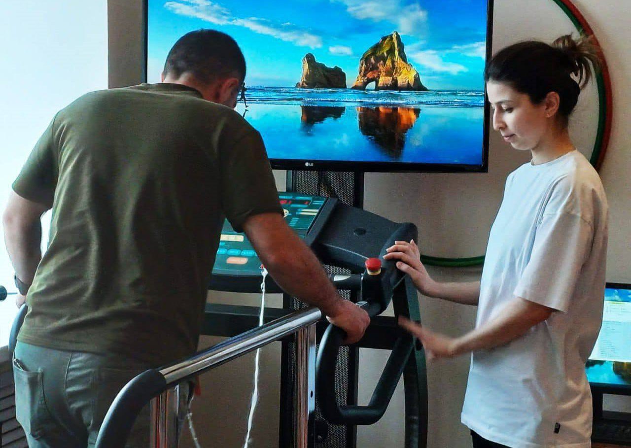 Около 150 участников СВО из Северной Осетии в 2025 году прошли курс реабилитации Полторы сотни участников и ветеранов специальной военной операции из Северной Осетии в минувшем году отдохнули и поправили здоровье на базе санаторных комплексов Об этом сообщил глава региона Сергей Меняйло Поддержка участников специальной военной операции и их близких остаётся для нас приоритетом В 2025 году реабилитацию в республиканских санаториях прошли почти 150 человек подчеркнул глава республики Он отметил что для каждого пациента в санаториях подбирается индивидуальный курс лечения Южная служба новостей