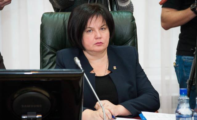 Начальник управления культуры Пензы Вера Фейгина стала фигурантом уголовного дела о коррупции В региональном СУ СКР сообщили, что между ней и бизнесменом якобы была достигнута договоренность о передаче 690 тыс. рублей за создание условий, дающих преимущество при заключении договоров с взяткодателем и аффилированными с ним лицами в рамках одного из проектов. По информации правоохранителей, 8 августа глава управления культуры Пензы получила часть взятки в 250 тысяч. Ее задержали сотрудники УФСБ, деньги изъяли при осмотре места происшествия. Решается вопрос о предъявлении задержанным обвинения и избрании меры пресечения.