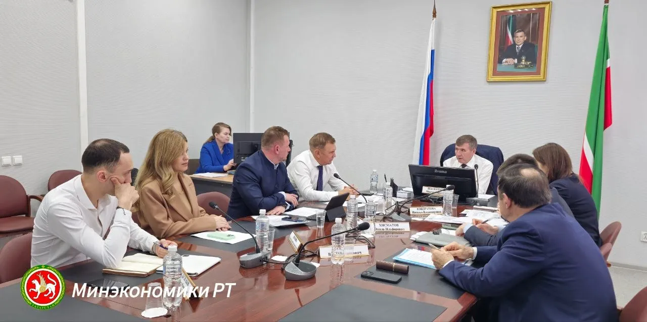 В Татарстане обсудили инструменты поддержки бизнеса Накануне в Министерстве экономики Республики Татарстан под председательством заместителя Премьер министра Республики Татарстан министра экономики РТ Мидхата Шагиахметова прошло совещание с участием представителей бизнес объединений и общественных организаций республики В мероприятии приняли участие представители Ассоциации предприятий малого и среднего бизнеса РТ и Высокогорского муниципального района РТ В ходе встречи были подведены итоги развития малого и среднего бизнеса за прошедший год и обозначены приоритетные задачи на 2026 год Особое внимание уделено комплексу мер государственной поддержки и новым инструментам которые будут доступны предпринимателям в условиях меняющейся налоговой системы В рамках совещания обсуждалась организация VII Республиканского конкурса Лучший общественный координационный совет предпринимателей в муниципальных образованиях Республики Татарстан Был отмечен высокий уровень подготовки современный цифровой формат подачи заявок через официальный сайт конкурса а также значительная роль конкурса в продвижении лучших практик взаимодействия бизнеса и власти на местах Финал конкурса формируется не только как церемония награждения лучших общественных советов предпринимателей но и как практическая деловая площадка для малого и среднего бизнеса Татарстана Регистрация гостей   konkurs aspredrt ru По итогам встречи представители деловых сообществ высоко оценили конструктивный диалог министерства с предпринимателями и выразили уверенность в дальнейшем развитии сотрудничества для совершенствования системы поддержки бизнеса в Татарстане Узнать о мерах поддержки бизнеса Татарстана можно по номеру Единого контакт центра 8 843 524 90 90