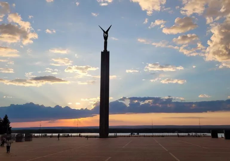 В Самаре до 70% выросло доверие к платформе обратной связи «Госуслуги. Решаем вместе». С начала года на сервис поступило более 27 тыс. обращений от горожан. К ПОС также подключены более 500 организаций областной столицы. — «Платформа обратной связи» – это не только инструмент для обращений жителей Самары, но и хорошая аналитика для администрации города и районов, на основе которой можно принимать управленческие решения, — подчеркнул Иван Носков. Чаще всего самарцы отправляют свои запросы по темам жилищно-коммунального хозяйства, благоустройства и общественного транспорта. Так, Светлана Архипова через платформу сообщила о разросшихся деревьях вдоль трамвайных путей в Постниковом овраге. — Спустя три дня я стала свидетелем как ситуацию исправили, ветки обрезали. Приятно видеть, что без лишних вопросов, город учел мое обращение и оперативно принял меры. Благодарю всех, кто помогает делать наш город лучше, — поделилась горожанка. Напомним, что государственные онлайн-сервисы развивают в рамках федерального проекта «Цифровые платформы в отраслях социальной сферы» нового национального проекта «Экономика данных и цифровая трансформация государства». ℹ