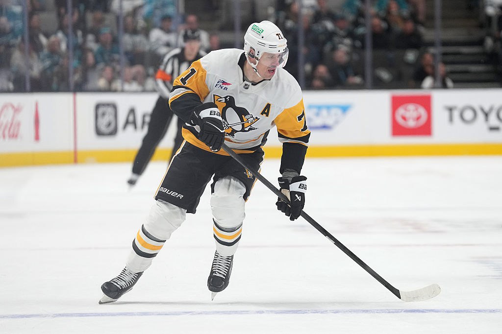 Малкин лидирует в гонке лучших ассистентов сезона НХЛ Сегодня он помог Томми Новаку открыть счёт в матче с Кингз сделав 18 ю голевую передачу в текущей регулярке Но Питтсбург всё же уступил 2 3 На воротах Пингвинз дебютировал 21 летний вратарь Мурашов он отразил 24 броска 88 9 5 ноября Сергея вызвали в основу из АХЛ потому что голкипер Тристан Джерри выбыл на несколько недель из за травмы нижней части тела news matchtv Thearon W Henderson Getty Images