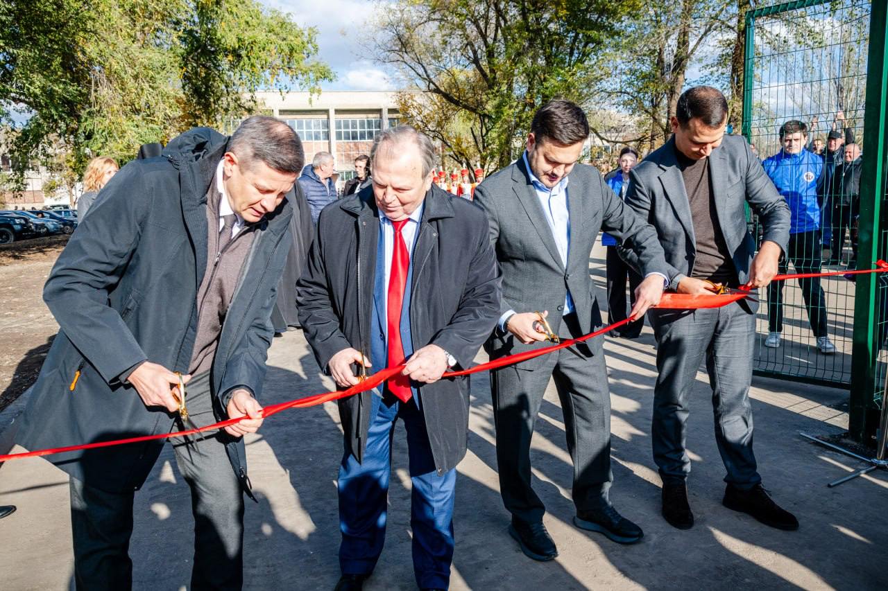 В Луганске на территории Далевского университета открыли обновлённый стадион доступный студентам и жителям восточных кварталов Старую площадку перестроили меньше чем за год оборудовав футбольное поле беговые дорожки и корты для разных видов спорта На открытии прошёл товарищеский матч с участием представителей Правительства Луганской Народной Республики и российских ведомств Проект является частью программы по развитию спортивной инфраструктуры За последние три года в регионе построили и обновили десятки подобных объектов чтобы у жителей было больше мест для активного отдыха