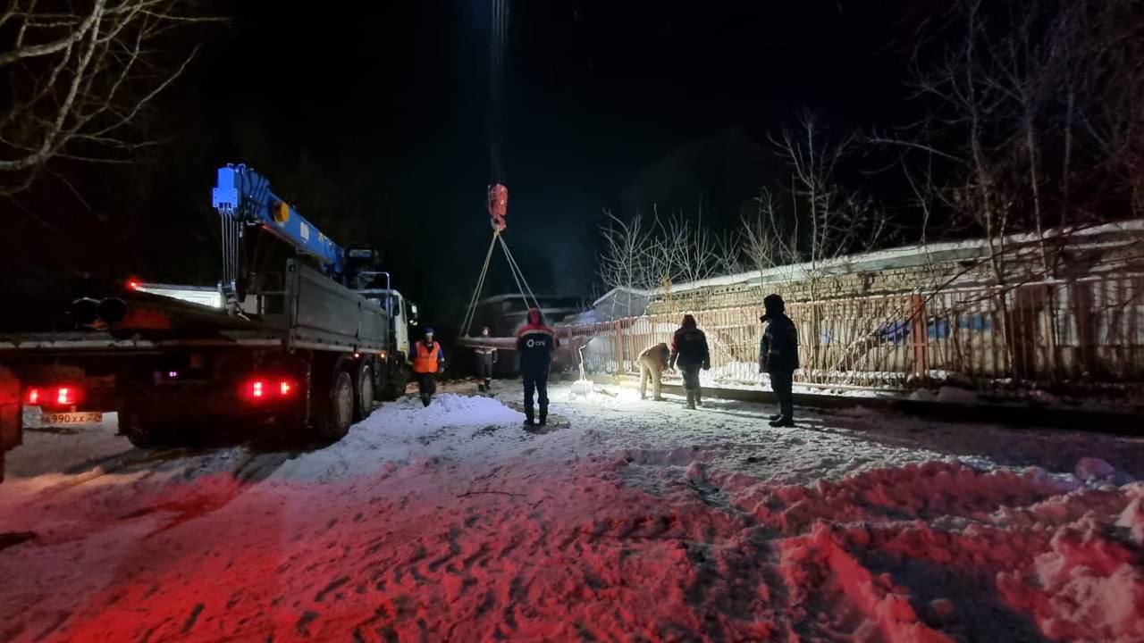 Специалисты Барнаульского СГК устраняют аварию в районе ул. Советской Армии, 54В  28 ноября на теплосети диаметром 200 мм произошла авария, из-за которой приостановили подачу тепла и горячей воды. Под временное отключение ресурса попали следующие адреса:   Ул. Советской Армии: 54В;  Ул. Микронная: 137;  Ул. А. Петрова: 63, 65, 67, 69, 69Б;  Ул. Коммунаров: 100, 120В, 120Д, 120Б/1, 120Б/2, 120Е/1, 120Е, 122А, 124А, 126А, 124В, 125А, 127А.  Без отопления и горячего водоснабжения в настоящее время остаются 14 многоквартирных домов, 2 школы, 1 детский сад.  Работы осложняются тем, что на теплосети размещен капитальный гараж. Аварийные службы БТСК производят монтаж трубопровода Д-200  длиной 80 метров в воздушным исполнении, сообщили в мэрии города.  Управлением ГО ЧС города, в случае необходимости, будут предоставлены электрообогреватели. Отменены занятия в школе №60 и №78 и детском саду №272.  Работы по устранению аварии находятся на особом контроле.  Телефон диспетчерской службы: 8  3852  599–715.