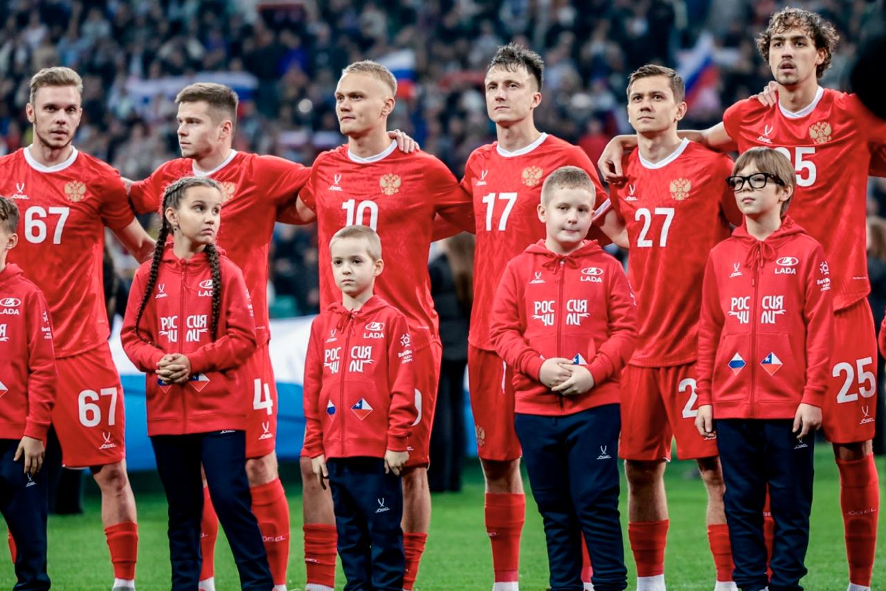 Сборная России завершила год на 33 м месте в рейтинге FIFA Обновлённая версия опубликована на сайте организации На счету нашей команды 1524 балла Мировым лидером остаётся сборная Испании 1877 очков в тройку также входят Аргентина Франция Далее идут Англия и Бразилия С 2022 года российские футбольные клубы и сборные отстранены от турниров FIFA и UEFA из за ситуации на Украине Подписаться на Говорит Москва Telegram VK MAX