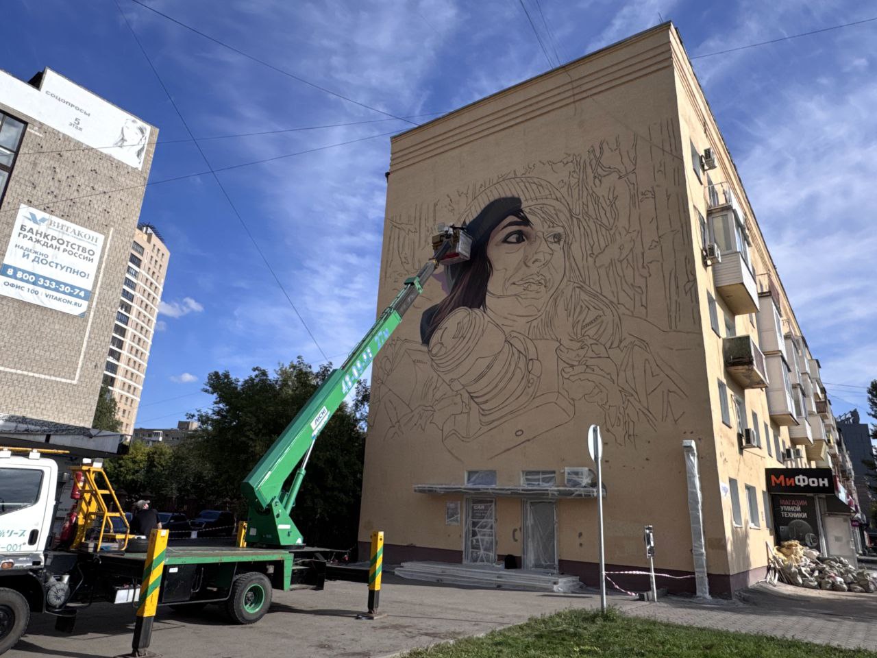 В центре города появится мурал посвященный омскому фотокорреспонденту Елене Латыповой Авторы выбрали сюжет изображающий фотографа с камерой в руках на фоне сибирского пейзажа Созданием мурала занимаются специально приглашённые столичные мастера уличной живописи Елена Латыпова была известна своими яркими снимками полными эмоций и тепла Её творчество оставило глубокий след в сердцах поклонников и коллег фотографов Новая художественная композиция станет ещё одним способом сохранить память о выдающейся творческой личности Напомним Елена ушла из жизни в 2023 году в возрасте 38 лет Её сердце остановилось во сне Фото Омск путеводитель