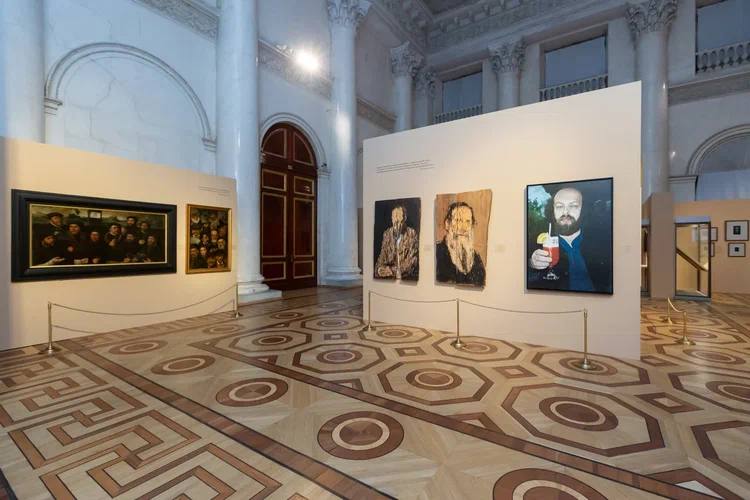 В Эрмитаже при поддержке ВТБ открылась выставка Искусство портрета Личность и эпоха В Государственном Эрмитаже открылась выставка Искусство портрета Личность и эпоха посвященная всемирной истории портрета Экспозиция создана при поддержке ВТБ и объединяет более 750 произведений охватывающих четыре тысячи лет от XX века до нашей эры до XXI века нашей эры ВТБ стал генеральным спонсором выставки в рамках программы банка Культурная страна Выставка предлагает широкий взгляд на развитие портретного жанра от его древнейших форм до новейших художественных решений На ней представлены лучшие образцы искусства портрета как известные широкой аудитории так и экспонируемые впервые В одном пространстве собраны произведения символы разных эпох древнеегипетская статуя фараона Аменемхета III бюст римского императора Филиппа Араба камея Гонзага портрет Фатх Али шаха медали Ренессанса и др   kuzzbas ru news russia 77853 html