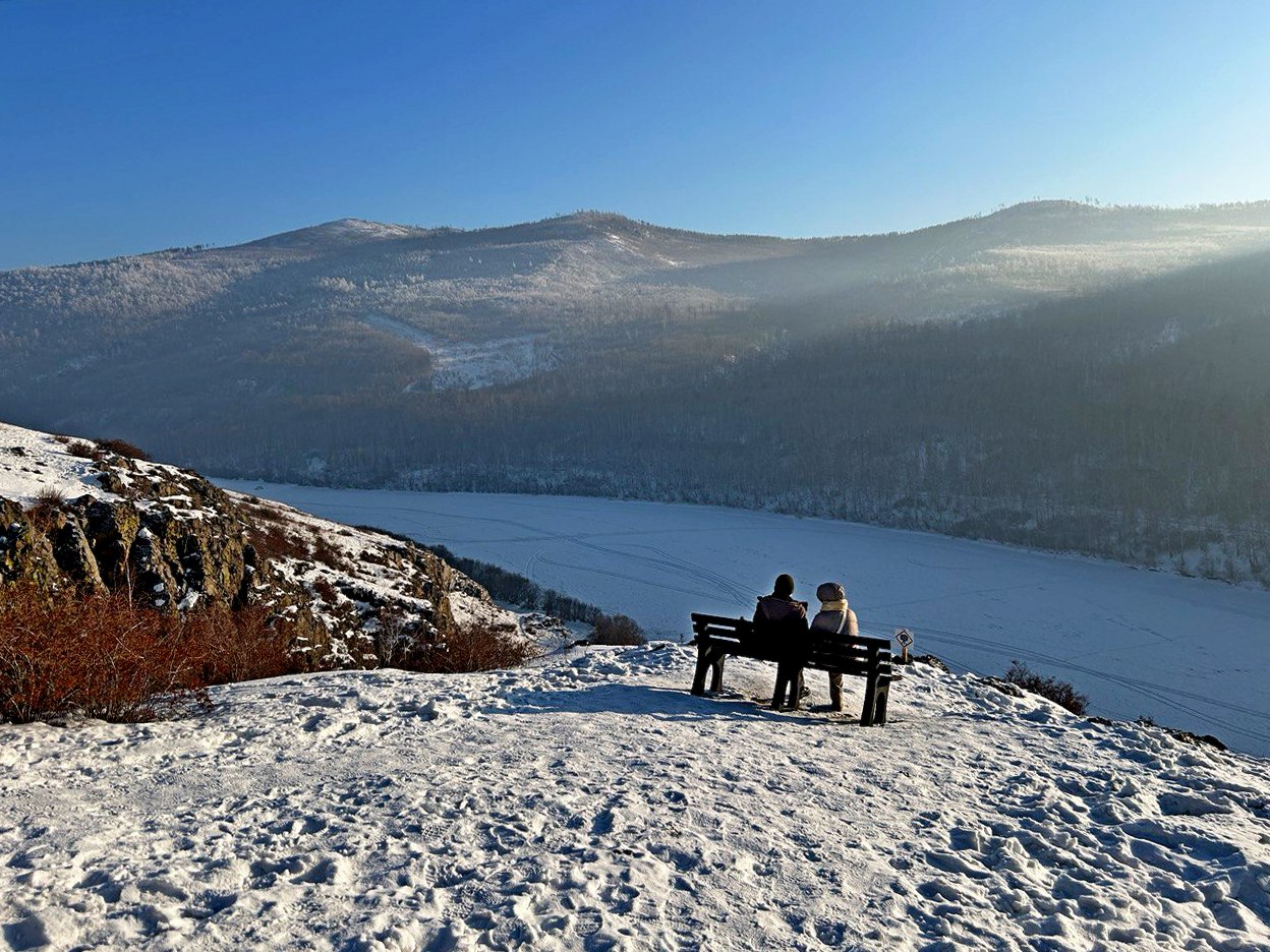КСП Забайкалья 8 6 млн рублей вложено в развитие туризма без достижения результата Отчет об итогах проверки использования бюджетных средств края выделенных на развитие туризма в рамках реализации госпрограммы Экономическое развитие поступил на площадку краевого парламента По данным КСП с 2024 по октябрь 2025 года на развитие туризма край потратил 246 7 млн руб из которых 8 6 млн руб без достижения результата По состоянию на 1 октября 2025 года средства освоены на 82 13 По итогам проверки отмечается что согласно Стратегии социально экономического развития до 2035 года в Забайкалье должна быть создана высокоразвитая конкурентоспособная туристская индустрия в связи с чем турпоток в регионе за 10 лет должен увеличиться в 2 5 раза совокупные траты туристов оцениваются не менее 22 3 млрд руб Однако специалисты КСП считают что есть риски не достижения этих результатов Материалы по итогам проверки направлены также губернатору региона в Минэконом и прокуратуру края подробнее