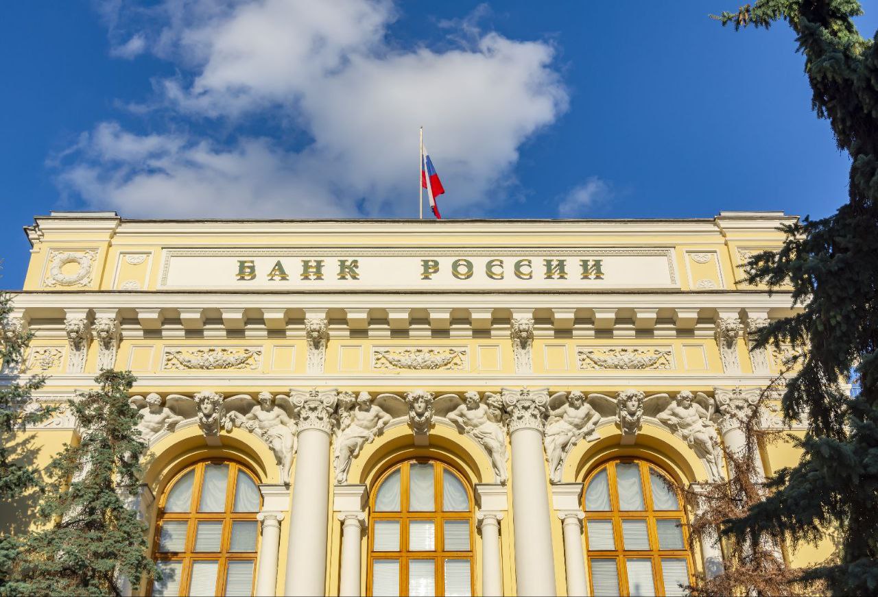 ЦБ РФ в ближайшее время представит подходы к резервированию жилищных проектов застройщиков с большой долей продаж в рассрочку  Об этом заявил директор департамента банковского регулирования и аналитики ЦБ Александр Данилов.    В чем суть    Регулятор обяжет банки учитывать долю рассрочки в продажах жилья при формировании резервов по проектному финансированию. Это связано с тем, что продажи жилья в рассрочку несут значительные риски для всех сторон сделок.   На начало апреля 2025 года долг покупателей по рассрочке достиг около 1 трлн рублей — почти в два раза больше, чем в прошлом году.   «Основное, что мы сейчас смотрим, — это учет значительной доли продаж в рассрочку  там, где есть риски, что люди не заплатят  в резервах. Проект оценивается по денежному потоку, сколько будет продаж, модельная оценка. Если доля продаж в рассрочку высокая, мы в модели продаж это будем считать не полностью для учета резервов, а с дисконтом, как если бы какая-то ее часть  пока мы обсуждаем, что половина  не будет получена», — пояснил Данилов.   По мнению ЦБ, рассрочка не является рискованной, если первоначальный взнос составляет 50%. Или если первоначальный взнос больше 20%, и при этом по нему есть ежемесячные платежи, сопоставимые с платежами по ипотечному кредиту.   Резервирование рассрочки будет прописано в новых подходах к оценке рисков по кредитам застройщикам, которые ЦБ опубликует в ближайшее время.    Также банки получать возможность проверять платежеспособность покупателя через справку об официальных доходах.