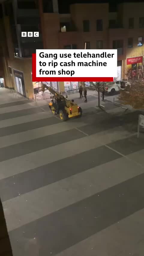 Грабители в Милтон Кинсе украли кассовый аппарат, выломав стену магазина экскаватором