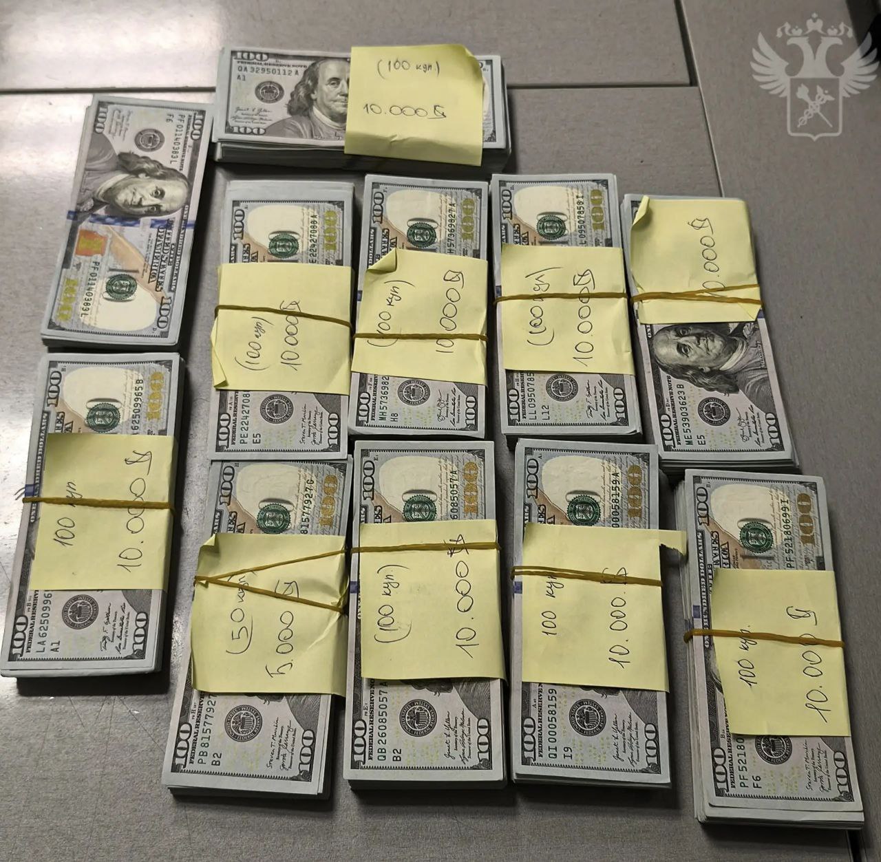 43 летняя россиянка попыталась незаконно провезти 105 тыс из Грузии но была остановлена таможней во Внуково сообщили в Федеральной таможенной службе По данным ведомства сотрудники таможни остановили пассажирку в зеленом коридоре Во время устного опроса она призналась инспекторам что у нее на руках 105 тыс которые были задекларированы в Тбилиси При этом как объяснила женщина она не знакома с российскими правилами поэтому не подавала декларацию в стране ввоза Возбуждео уголовное дело по ч 2 ст 200 1 УК РФ контрабанда наличных денежных средств в особо крупном размере Женщине грозит штраф в 10 15 кратном размере от суммы ввоза либо ограничение свободы до четырех лет ФТС Telegram Max