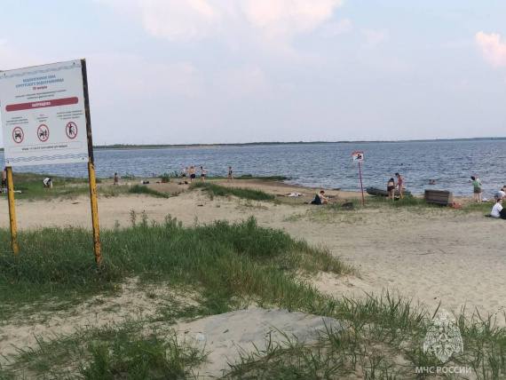 В Сургуте очевидцы спасли тонущего подростка На водохранилище Сургутской ГРЭС-2 чуть не произошла трагедия: подросток оказался в воде и начал тонуть. К счастью, его вовремя заметили очевидцы и вытащили на берег. Ребенка передали врачам скорой помощи – сейчас он находится под наблюдением медиков. «Благодаря неравнодушию окружающих удалось избежать трагедии», – подчеркнули в пресс-службе МЧС Югры. Тем временем продолжаются поиски 10-летней девочки, которую 9 июня унесло течением на протоке Ходовая в Ханты-Мансийске. С момента происшествия спасатели обследовали уже несколько километров акватории.