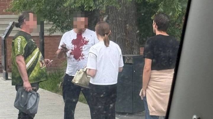 В Тюмени подростки разбили бутылку о голову водителя маршрутки и сбежали Инцидент произошёл вечером 2 июня на остановке по улице Дзержинского. Несколько подростков, по словам очевидцев, пытались проехать в маршрутке бесплатно. Когда водитель отказался везти их без оплаты и начал выгонять, один из юношей ударил мужчину стеклянной бутылкой по голове. После нападения компания скрылась. Пострадавшему мужчине вызвали скорую помощь — его доставили в ОКБ №2, но он отказался от госпитализации. Очевидцы рассказали, что подросткам было около 17 лет. В сети активно обсуждают, кто именно спровоцировал конфликт — водитель, начавший выталкивать ребят, или подростки, проявившие агрессию первыми. В УМВД Тюменской области подтвердили факт нападения. Полиция занимается установлением личностей нападавших. Инцидент вызвал широкий общественный резонанс — жители Тюмени требуют ужесточения контроля за поведением подростков в общественных местах и повышенного внимания к безопасности водителей. Присылай новости —