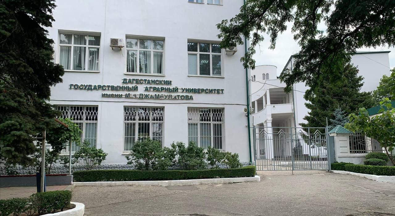 В отношении ректора Дагестанского государственного аграрного университета Зайдина Джамбулатова возбуждено уголовное дело. Об этом сообщает Прокуратура Дагестана. Уголовное дело возбуждено по факту присвоения денежных средств от аренды спортивных объектов, принадлежащих высшему учебному заведению. Проверка прокуратуры Махачкалы показала, что в 2020-2025 годах ректор университета, вместе со своим зятем, занимавшим должность начальника по административно-хозяйственной работе и капитальному строительству данного учебного заведения, присвоили денежные средства от незаконной сдачи в аренду принадлежащих университету спортивных объектов футбольных полей, баскетбольной и волейбольной площадок, спорткомплекса, спортивного студенческого клуба . "По материалам прокурорской проверки возбуждено уголовное дело по ч. 4 ст. 160 УК РФ присвоение ", — сообщает прокуратура. Подписаться на "Черновик" 2.0 Обратная связь:
