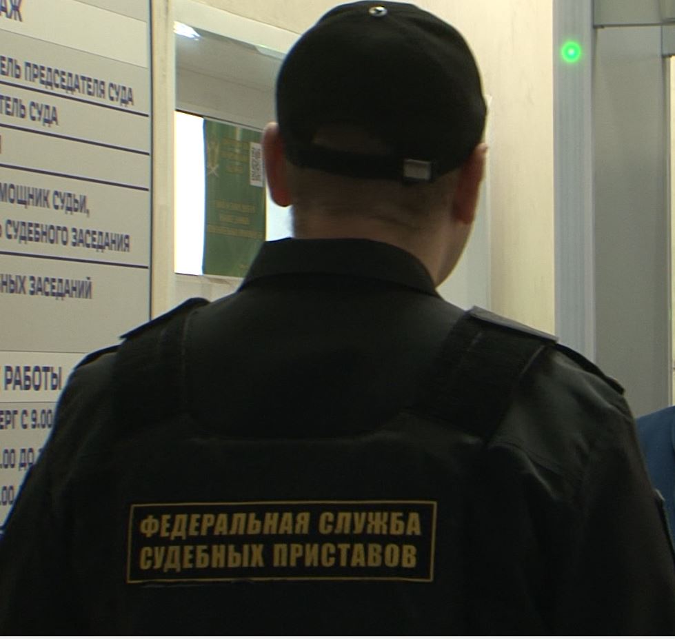 За 3 месяца в орловские суды пытались пронести огнестрел и 16 боеприпасов. А еще 88 единиц газового и травматического оружия, 24 шокера и больше 450 других опасных предметов. Об этом сообщили в региональной службе судебных приставов. В общей сложности орловские приставы изъяли свыше 500 запрещенных предметов на входе в здания судов. Сотрудники службы ежедневно следят за порядком в 54 судах региона и реагируют на любые подозрительные ситуации: от сигнала металлодетектора до личных предположений пристава.
