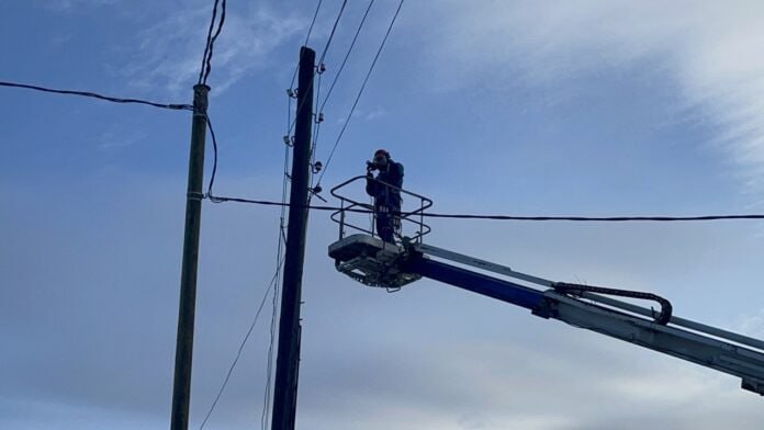 Электроснабжение на Сергеляхском шоссе восстановят в течение двух часов Энергетики восстанавливают электроснабжение потребителей по Сергеляхскому шоссе 5 8 км в Якутске прерванное из за технологического нарушения в работе воздушной линии 6 кВ СХИ Подробнее читайте по ссылке Фото пресс служба ПАО Якутскэнерго yk24 ru в MAX Telegram ВК VK Видео