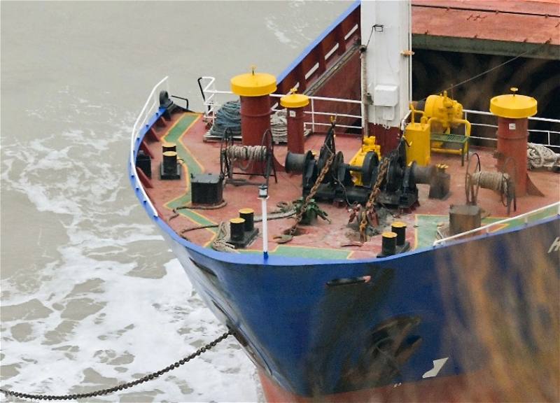 Иранский сухогруз Каспиан Шива получил повреждения сев на мель у побережья Дагестана Иранское судно Каспиан Шива село на мель примерно в 7 8 километрах от Махачкалинского торгового порта Из за сильного волнения высотой до двух метров корпус получил повреждения и вода начала поступать в трюм Экипаж приступил к откачке воды и ожидает улучшения погодных условий На помощь судну уже вышли два буксира а на борт для усиления переданы дополнительные насосы По предварительной информации среди членов экипажа пострадавших нет РГВК Дагестан в Max