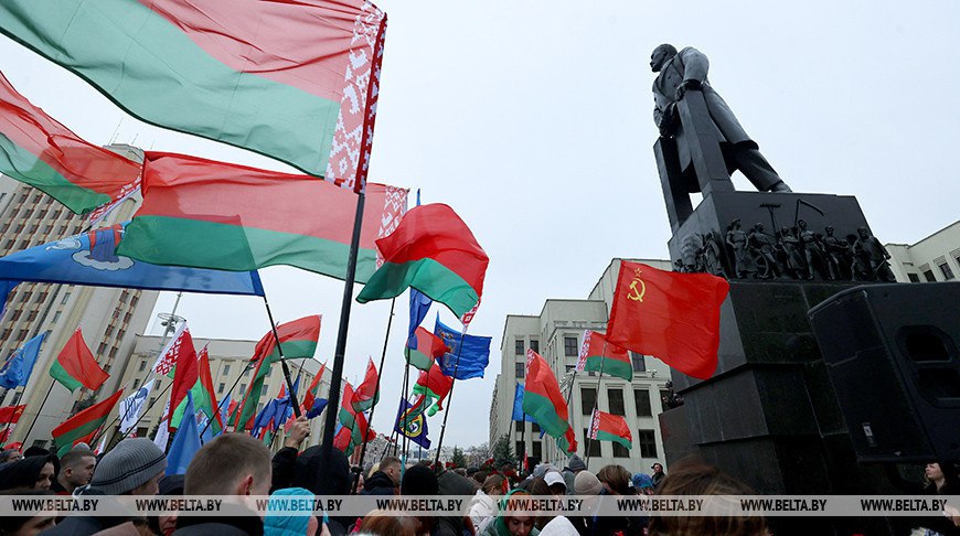 День трудовых достижений и важных открытий Александр Лукашенко подчеркнул созидательный смысл праздника 7 ноября Президент Беларуси Александр Лукашенко поздравил соотечественников с Днем Октябрьской революции Этот праздник дань уважения событиям которые повлияли на ход мировой истории и заложили основу для формирования белорусской государственности говорится в поздравлении Зарожденная в октябре 1917 года на принципах справедливости и народовластия модель социального государства сформировала прочный фундамент для развития нашей страны Уроки Октябрьской революции для многих стран стали примером борьбы за права и свободу идеалы и ценности отметил Президент Глава государства пожелал всем крепкого здоровья счастья благополучия ярких побед и свершений во имя родной Беларуси Поддержать канал бустами Inst TikTok ВК OK FB
