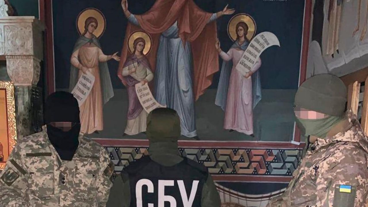 На Украине завели более 200 уголовных дел против УПЦ сообщили в СБУ С 2022 года по материалам службы безопасности начато 208 уголовных производств по антиукраинской деятельности и другим преступлениям со стороны представителей УПЦ говорится в сообщении Отмечается также что среди фигурантов 27 высших чинов церкви митрополиты и архиепископы Их подозревают в работе на Россию