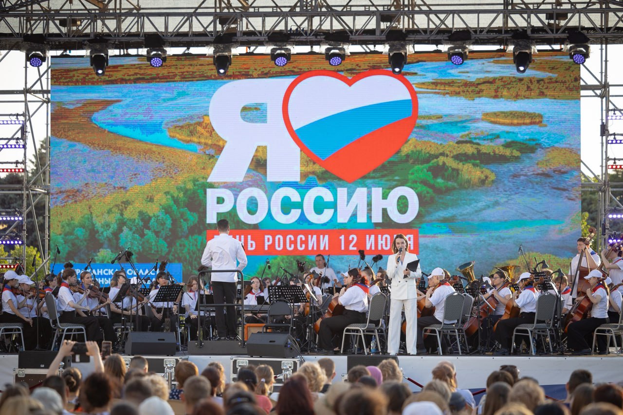 На День России в Астраханском Кремле выступит Юношеский симфонический оркестр 12 июня в 19:00 на Соборной площади прозвучат композиции «Течёт река Волга» Марка Фрадкина, «Танец рыцарей» Сергея Прокофьева, музыка из кинофильма «Кубанские казаки» Исаака Дунаевского. Особенный ритм вечеру зададут хиты российских рок-групп в исполнении Юношеского симфонического оркестра. Вход свободный