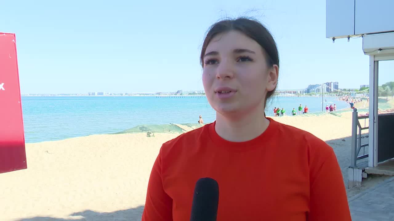 В Анапе студенты-медики информируют туристов о запрете на посещение пляжей из-за мазута