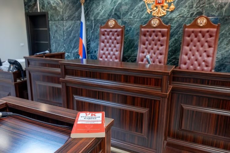 Кассация возобновила дело бывшего депутата вымогателя на Кубани По версии обвинения в 2015 году народный избранник используя свое положение и связи угрозами заставил директора строительно монтажной организации продать ему землю вместе с предприятием по заниженной цене Парламентарий запросил 30 млн рублей в то время как рыночная стоимость объекта составляла 90 млн рублей В 2016 году в отношении депутата вымогателя возбудили уголовное дело Год спустя его прекратили в связи с отсутствием преступления После чего по ходатайству прокуратуры решением Ленинского районного суда Ростова на Дону дело снова возобновили В мае 2025 года Ростовский областной суд отменил решение суда первой инстанции и постановил отказать в заявленном ходатайстве из за истечения срока давности преступления Зампрокурора с этим не согласился и обратился в суд чтобы отменить вердикт Кассационный суд отменил ранее вынесенное постановление и направил дело на повторное рассмотрение в тот же суд но уже иным составом сообщает пресс служба Четвертого кассационного суда общей юрисдикции Фото Кубань Информ Отправить новость Подписаться