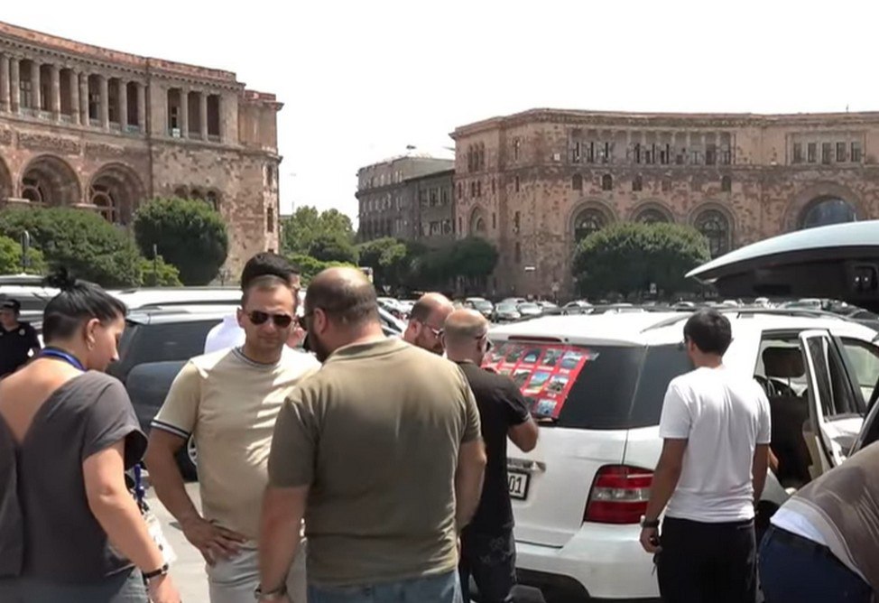 Водители туристических машин провели акцию протеста против запрета на парковку в центре Еревана   «22 июля мы узнали о решении мэрии, согласно которому с 23 июля на участке дороги от Северного проспекта, который пересекается с улицей Абовяна до Площади Республики, парковка на правом и левом участках запрещена.   23 июля пришли  сотрудники соответствующих служб  и начали устранять «красные» парковочные линии, все баннеры, связанные с парковкой, и выкрасили эти линии в желтый цвет», - рассказал Ара Мисакян, один из участников акции на Площади Республики