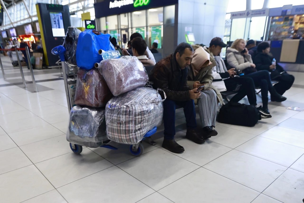 В Россию — по отпечаткам: в аэропортах введут биометрический контроль мигрантов В российских аэропортах планируют ввести биометрический контроль для мигрантов. С такой инициативой выступил депутат Госдумы Ярослав Нилов, отметив, что мера направлена на усиление контроля за въезжающими в страну иностранцами, особенно теми, кто прибывает с целью трудоустройства. Нилов подчеркнул, что особое внимание следует уделить региональным аэропортам, где фиксируется наибольший поток мигрантов из стран бывшего СССР. Он предложил установить в этих пунктах системы дактилоскопической проверки. По его словам, подобные меры особенно актуальны в условиях безвизового режима, когда поток въезжающих сложно эффективно отслеживать без современных инструментов контроля. Что Вы думаете по поводу такой меры? Осташко! Важное подпишись #важное