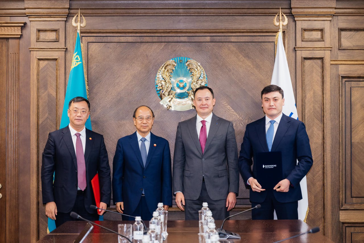 Китай все активнее занимается недрами Казахстана.... QazaqGaz и CNPC начинают геологоразведку на участке Северный-1 В рамках визита делегации Китайской национальной нефтегазовой корпорации CNPC в Казахстан во главе с Председателем CNPC Дай Хоуляном состоялась церемония подписания рамочного соглашения о сотрудничестве между АО «НК "QazaqGaz" и АО "CNPC-Актобемунайгаз" по проекту недропользования на участке «Северный-1» в Актюбинской области. Документ был подписан заместителем председателя правления АО "НК "QazaqGaz" по геологоразведке и перспективным проектам Уланом Буркитовым и Ли Шуфэном, генеральным директором СNPC-Актобемунайгаз. Подписание состоялось в присутствии председателя правления АО "НК "QazaqGaz" Санжара Жаркешова и председателя CNPC Дай Хоуляна. Соглашение послужит основой для проведения совместных геологоразведочных работ на участке "Северный-1" на условиях 100% carry-финансирования со стороны партнера. Участок "Северный-1" рассматривается как один из перспективных для разведки запасов газа в Казахстане. Carry-механизм финансирования, при котором китайская сторона берет на себя все расходы на начальных этапах проекта, снижает риски для казахстанской компании. CNPC уже имеет обширное присутствие в нефтегазовом секторе Казахстана, включая разработку месторождений, переработку и экспорт. Подписание нового соглашения с QazaqGaz способствует расширению двустороннего энергетического партнёрства.
