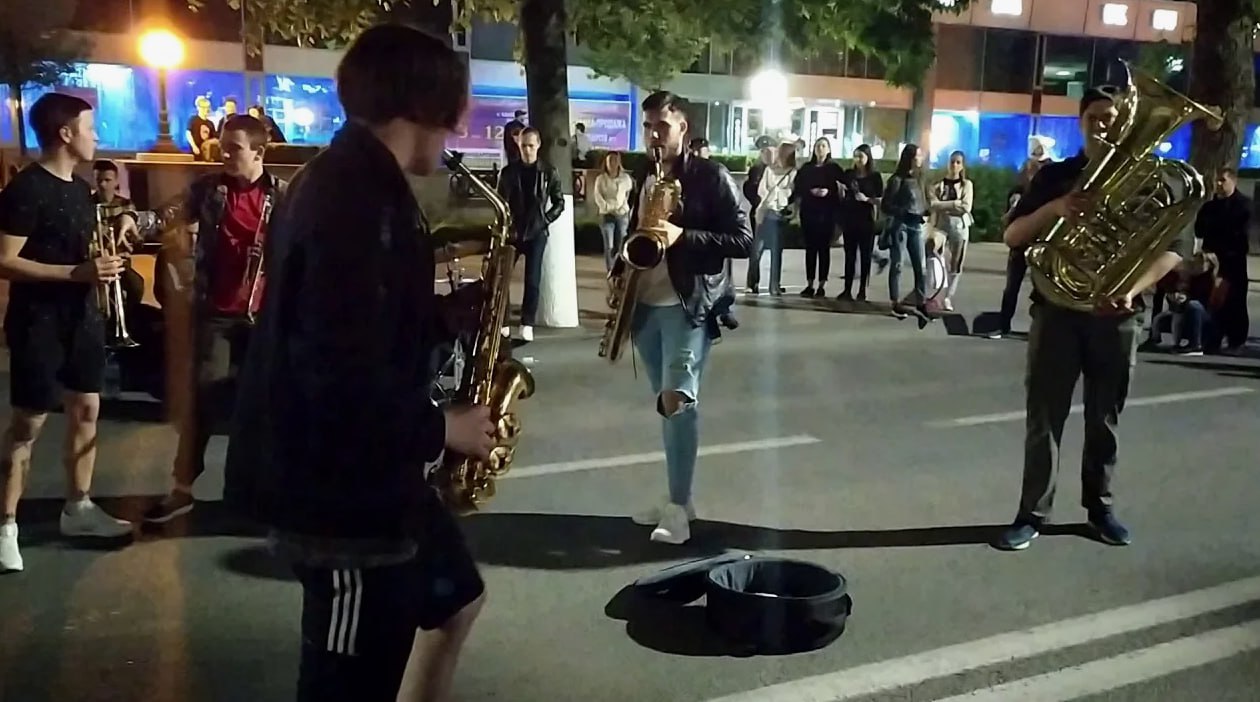 Власти Краснодара обязали уличных музыкантов согласовывать выступления не позднее чем за 20 рабочих дней В документе опубликованном на сайте мэрии указано что музыкантам запрещено использовать репертуар содержащей политические призывы или агитацию ненормативную лексику призывы к экстремизму насилию пропаганде войны употреблению наркотиков алкоголя осуществлению иной противоправной и аморальной деятельности Уличным исполнителям будет запрещено курить выступать в состоянии алкогольного опьянения заниматься попрошайничеством крепить оборудование к асфальту и наносить повреждения газонам В заявлении от музыкантов необходимом для согласования выступления должны быть указаны паспортные данные музыкантов их контакты перечень инструментов и оборудования дата и время выступления а также его программа репертуарный перечень исполняемых произведений и видеозапись с примером выступления Подписывайтесь на Подъём