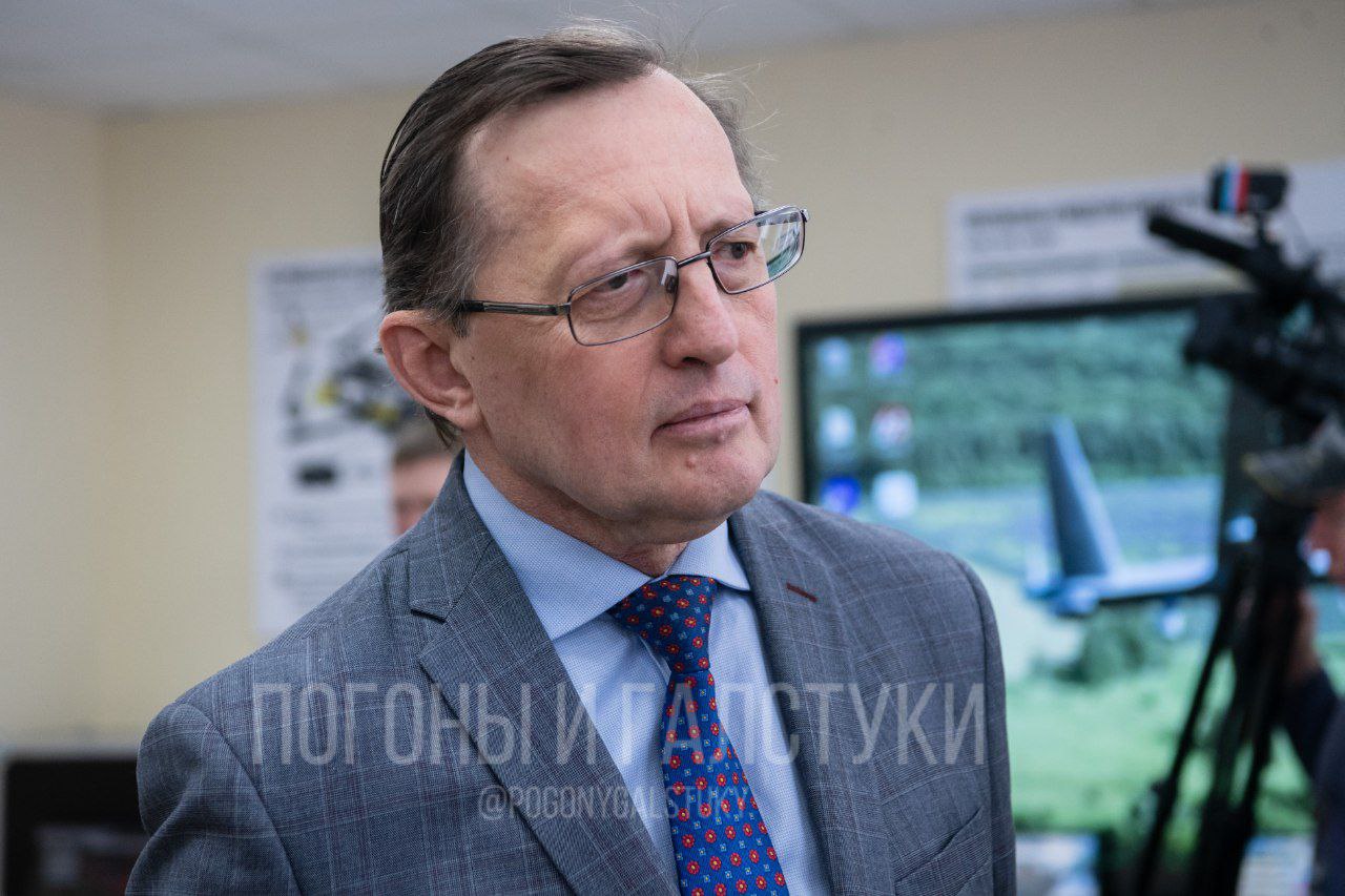 Бывший свердловский замгубернатора Креков станет социальным замом главы Тюмени. Источники ПиГ говорят, что его назначение в команду мэра Афанасьева – уже решенный вопрос. Должность освободилась после отставки Горковец – она вновь возглавит областной департамент образования. Сегодня также стало известно об увольнении директора тюменского драмтеатра Осинцева обвиняется в крупном мошеничестве . Собеседники ПиГ говорят, что Креков, который в Свердловской области курировал, в том числе, культуру, «всегда мечтал работать в театре» и предпочел бы пост с невысокой нагрузкой. «Но его ждут в мэрии. Должность социального заммэра в Тюмени в любом случае гораздо спокойнее, чем его прошлый пост», – говорит собеседник. Главный политический канал Урала
