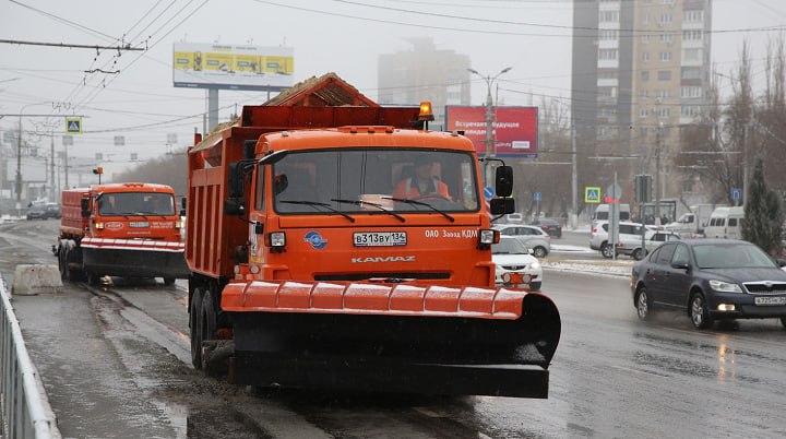 В Волгограде в усиленном режиме обрабатывают дороги от гололеда Ледяная корка образовалась после перепада температур Коммунальщики круглосуточно дежурят на трассах во всех районах города Только за прошедшую ночь израсходовано более 900 тонн песко соляной смеси При ухудшении погоды могут увеличить число бригад сообщили в мэрии Подписаться Перейти на сайт MAX
