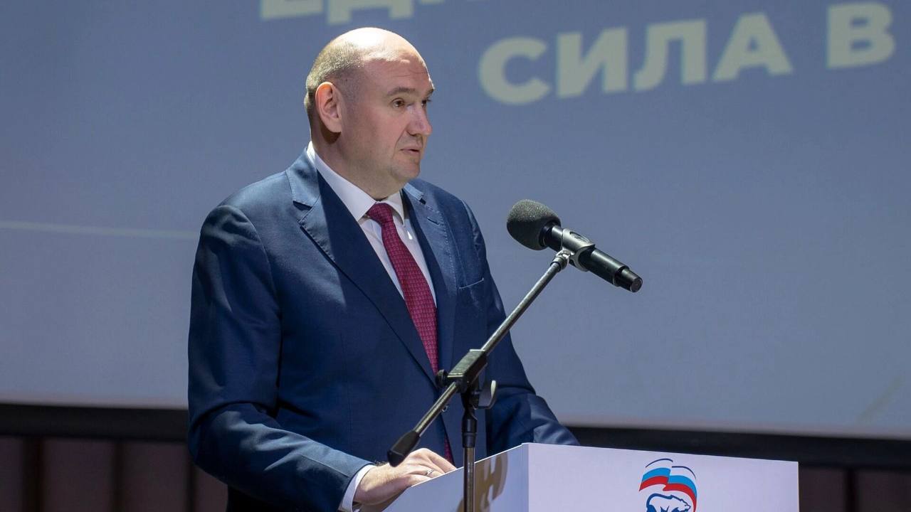 Евгений Солнцев: На ремонт дорог выделено более 500 млн рублей сверх плана. Сегодня в Бузулуке состоялась заключительная встреча участников предварительного голосования по определению кандидатуры от «Единой России» на выборы Губернатора с партактивом. — Мы выделили дополнительные средства муниципалитетам на ремонт дорог — более полумиллиарда рублей. Причем муниципалитеты сами решают, на какие цели их расходовать. Например, в Бузулук будет направлено порядка 30 миллионов. На них запланирован ремонт дороги по Максима Горького. Здесь расположены социальные объекты, общественные пространства. Улица давно нуждается в ремонте. Бузулукский район получит 74 миллиона, Бугуруслан — 20, Абдулинский район — 10. Подчеркиваю, это дополнительное финансирование, которое выделяется сейчас сверх плана, — сказал врио главы региона Евгений Солнцев. В числе поднятых вопросов также: смена регоператора по уборке мусора, модернизация сферы ЖКХ и пр. Подробнее здесь.