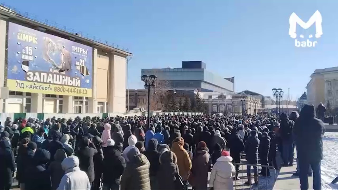 Сотни недовольных вышли на митинг против новых тарифов на свет в Иркутске. В Карелии и Приморье после митингов власти уже пообещали снижать тарифы  Массовый митинг против несправдливой по мнению иркутян тарифов на электроэнергию состоялся утром на центральной площади возле цирка. Собрались несколько сотен человек, со сцены выступающие зачитали обращение к президенту Путину, под которым прямо на мероприятии стали собирать подписи, рассказывает издание IrCity.  Дифференцированный тариф обязывает россиян оплачивать по повышенному коэффициенту свет выше определенного показателя. Как правило, за этот показатель выходят все, кто пользуется дополнительными обогревательными приборами в течение зимы. Особенно — владельцы частных домовладений, счета за свет для которых выросли на десятки тысяч рублей.  Похожий митинг днем ранее прошел в Карелии. Там власти не согласовали акцию в центре Петрозаводска, отправив участников на окраину — но и туда доехали около 150 человек, что стало неожиданностью для властей. В день проведения митинга глава Карелии Артур Парфенчиков пообещал, что тарифы на свет для частных домовладений будут снижены, о чем он уже ведет переговоры с правительством РФ.  Пообещал снижать тарифы на свет и глава Приморья — не дожидаясь митинга недовольных, которые уже собрали более 6 тысяч подписей под петицией с требованием отменить шкалу тарифов на электричество. Власти Приморья попросили правительство РФ пересмотреть тарифы, объявив это новыми мерами поддержки населения, а не признав, что из-за давления «снизу».