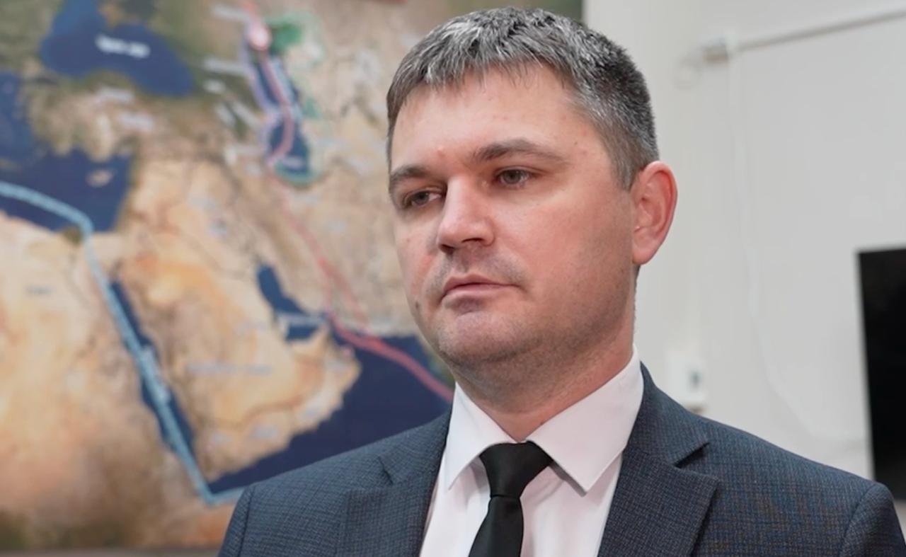 Министр промышленности торговли и энергетики Астраханской области Виталий Щепин подчеркнул что бензина на нефтебазах достаточно очередь на автозаправках носит единичный характер Ситуация в регионе с топливом стабильная и контролируемая
