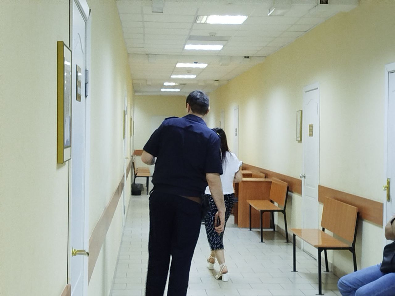 В Ростове в очередной раз задерживается заседание по делу бывшего заместителя губернатора - министра транспорта Ростовской области Виталия Кушнарёва. Оно должно было начаться ещё в 10:30. Как сообщил помощник судьи Железнодорожного суда, бывшего министра транспорта смогут привезти лишь после обеда. Точного времени он не назвал. Отметим, что только одно заседание из шести началось вовремя. Причиной регулярных задержек доставки подсудимого является нехватка работников конвоя. Напомним, в прошлый раз судебное заседание также перенесли на несколько часов. Журналистам сообщили, что заседание начнётся в 15:00. Однако оно началось на час раньше. Представители СМИ на него не попали. #новости #ростов #новостиростова #суд #кушнарёв